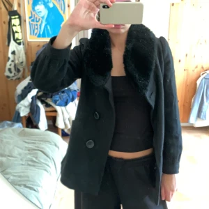 Svart jacka med päls💕 - Svart jacka med päls runt kragen! Använd några gånger! 💕