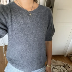 Stickad T-shirt - Från Vero Moda i fint skick! Storlek M men sitter mer som en Xs. Fortfarande kvar! 