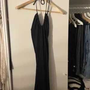 Svart klänning från zara i längre modell, strl S! 🥰
