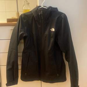 En regn jacka ifrån the north face haft i ca 1 år, använd men inga skador eller sliten , så sjukt fin jacka jag älskar denna jacka , ny pris runt 1500