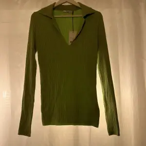 Grön långärmad tröja från NA-KD. Aldrig använd💚som ny