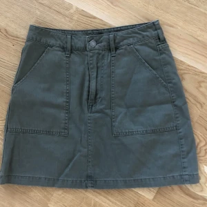 Kjol  - Skitsnygg grön kjol från H&M 💚