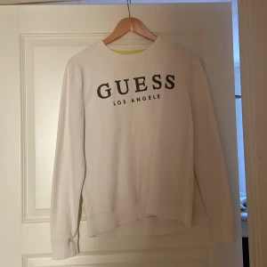 Guess tröja vit - Begagnad, men i bra skick. Nypris 1.000 kr. Storleken är slim fit, ca M.