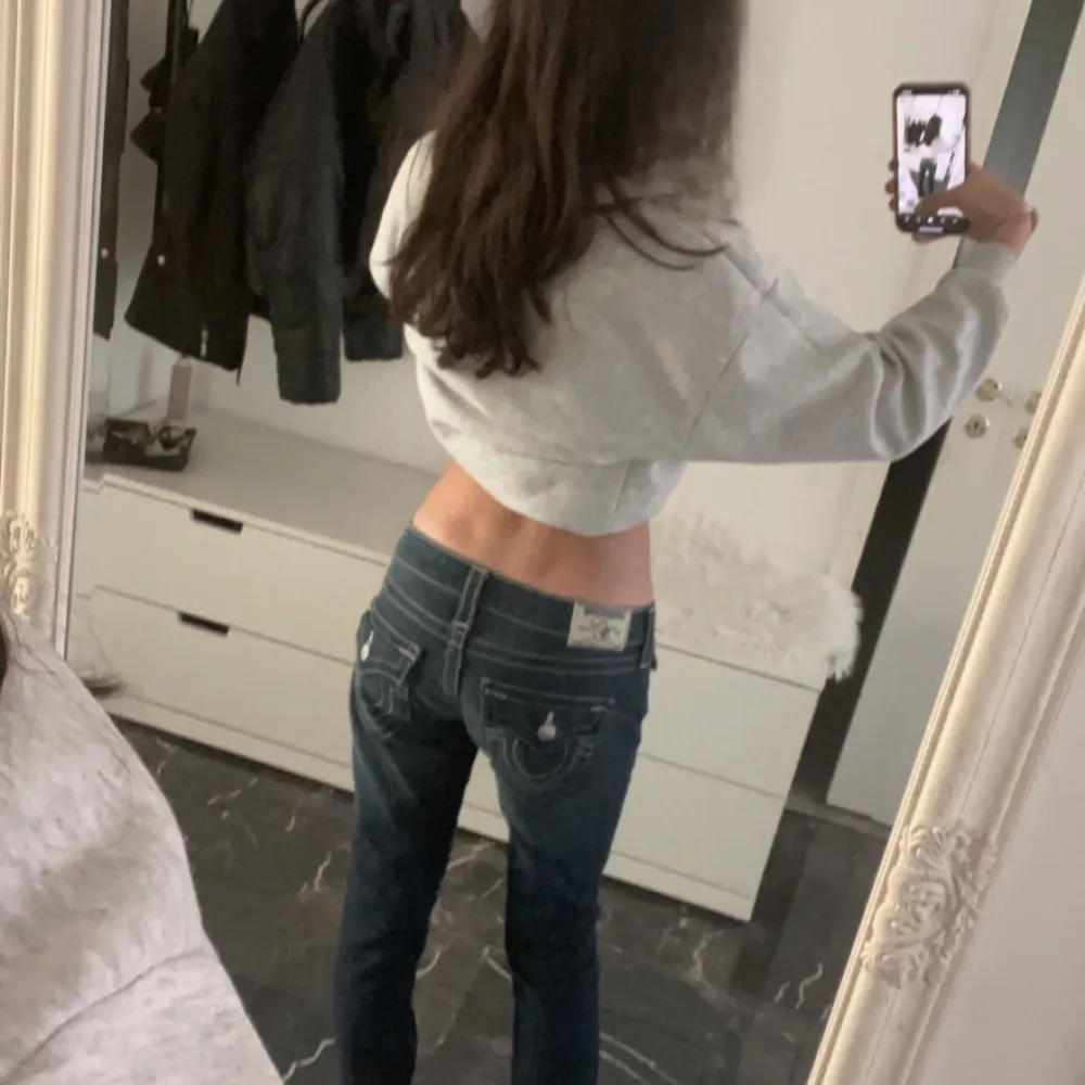 Storlek 27, aldrig använda och säljer för att jag aldrig använt de. Inga problem med de helt nya😻💘🫶kom privat för fler bilder🫶. Jeans & Byxor.