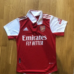 Arsenal tröja - Perfekt skick, använd fåtal gånger, säljer för att den är för stor
