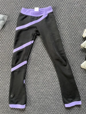 Konståkningsbyxor / Spiraltights - Lagade på höger ben längst ned framtill. Passar barn m stlk 122-134 cl  Nypris: 890 