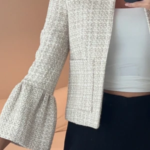 Kavaj med volanger från mango  - Nyskick 