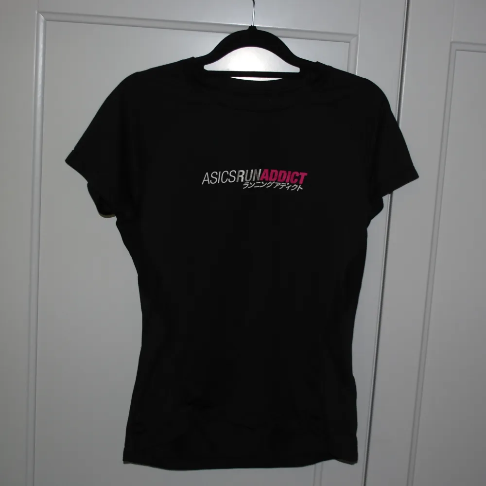 TräningsTshirt från Asics i storlek M, liten i storlek. Använd men i bra skick! . T-shirts.