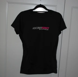 TräningsTshirt - TräningsTshirt från Asics i storlek M, liten i storlek. Använd men i bra skick! 