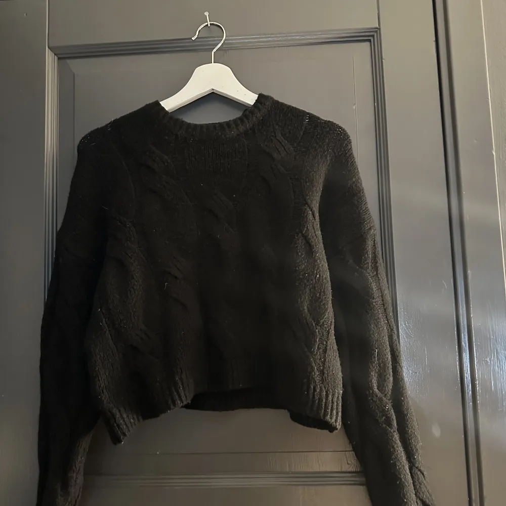 En kort svart stickad tröja, är dock i barnstorlek  60kr + frakt. Tröjor & Koftor.