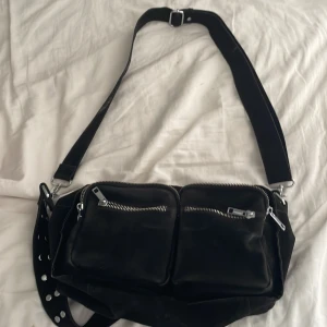 Väska  - Säljer denna jätte snygga väskan som jag köpte på en loppis för ett tag sedan som ursprungligen kommer från noellla ❤️❤️ axelremmen ingår 💕