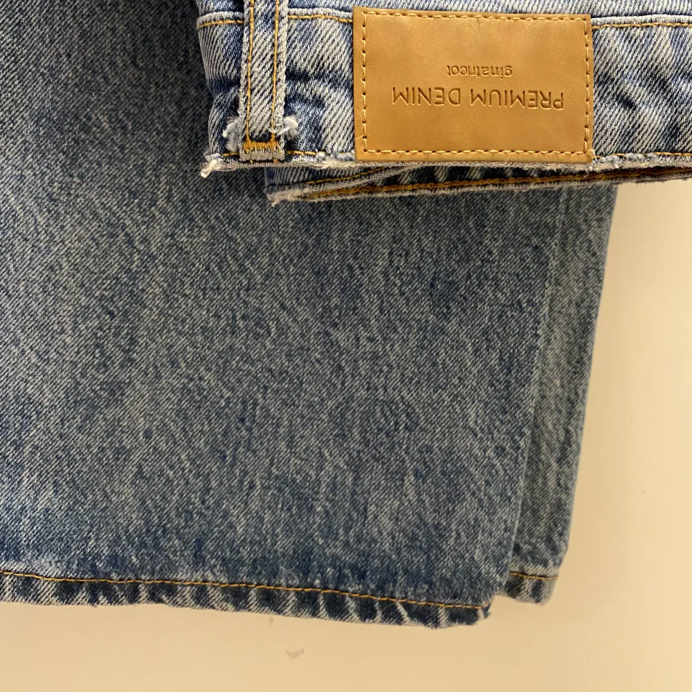 Blå jeans med slitningar på knäna. Från Gina tricot. Väldigt sparsamt använda! Nypris 599. Jeans & Byxor.