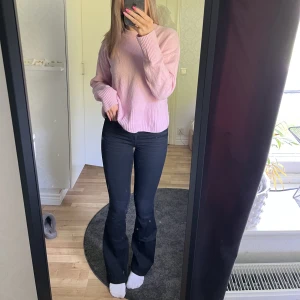 Svarta bootcut jeans - Svarta bootcut jeans från bikbok, fint skick i storlek xs😚