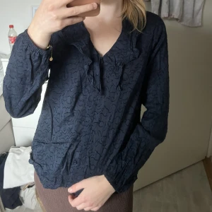 Marinblå blus  - Så fin blus som passar xs&s 🩷🙌🏼