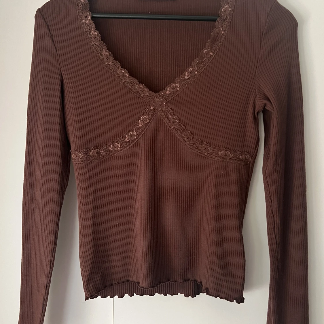 Brun topp med spets detaljer  - 90