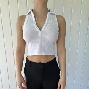 Zara Topp - En söt liten topp från Zara. Använd fåtal gånger och är i bra skick.  