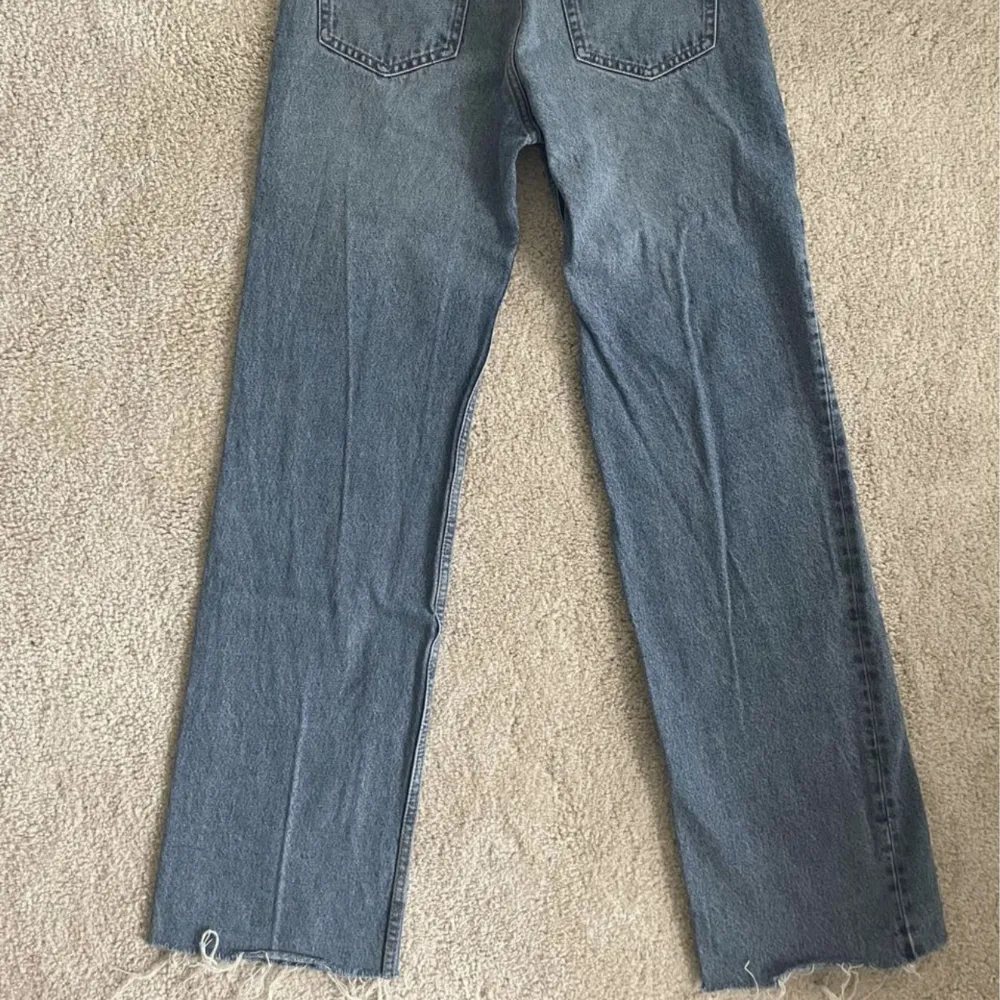 Blå, raka jeans från Pull&Bear i storlek 36. Avklippta längst ner för att passa någon som är runt 172. - Frakt: 74kr - TRYCK INTE PÅ KÖP NU. Jeans & Byxor.