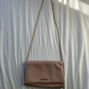 Väska - En söt liten väska för en bra pris, den var använd ett par gånger men den är i bra skick. Inne finns det en liten ficka och plats för pengar.