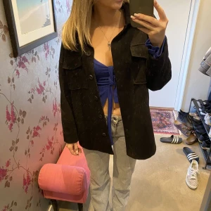 Kappa från Gina - Jättefin kappa från Gina Tricot, köpt förra året och sparsamt använd 💞 Finns även ett snöre till! Tryck gärna på köp nu💞