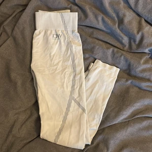 Träningstights - Säljer dessa träningstights då dem inte kommer till användning. Är från relode och typ lite ljusgråa i färgen. Väldigt bra skick och köpta för ca 600💛