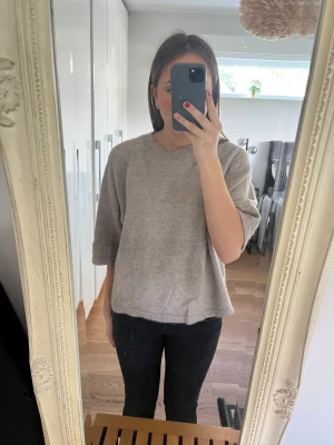 Stickad tröja - Säljer denna populära beige/bruna stickade tröjan som är super fin! Säljer för 450 men pris kan diskuteras! Org pris 690 kr. Köparen står för frakt! 