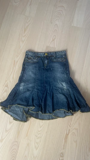 vintage jeanskjol - vintage medellång jeanskjol köpt secondhand. Finns ingen lapp men uppskattas vara strl 36/38