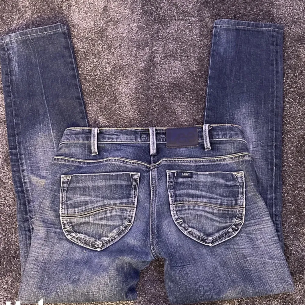 Lågmidjade jeans från Lee, straight.  Kontakta för fler bilder och bilder på. Innerbenslängden är ca 71 cm Midjemått tvärs över är ca 37 cm. Jeans & Byxor.