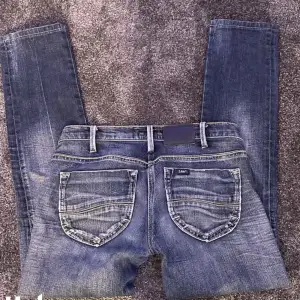 Lågmidjade jeans från Lee, straight.  Kontakta för fler bilder och bilder på. Innerbenslängden är ca 71 cm Midjemått tvärs över är ca 37 cm