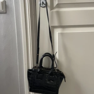 Väska från zara  - Väska från zara, avtagna band, nyskick 