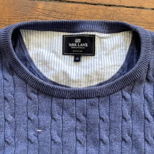 Park lane tröja - Superschysst stickad tröja med cable knit. Inga defekter, så gott som ny. Storlek Xl men sitter mer som L. 
