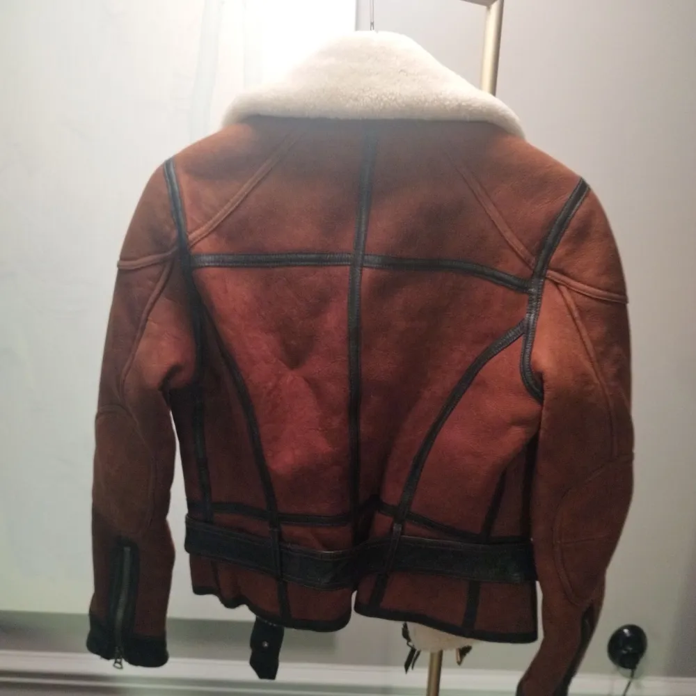 Pälsjacka från Ralph Lauren, modell Biker. Helt ny, men utan prislapp. Mer som en stl S  Storlek: M Material: Lammull/ Lamb fur Nypris: 12000 SEK. Jackor.