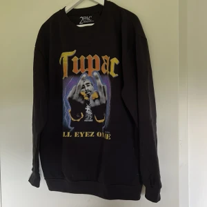 Tupac tröja - Sweatshirt i storlek L, älskar denna men den kommer ej till användning längre!