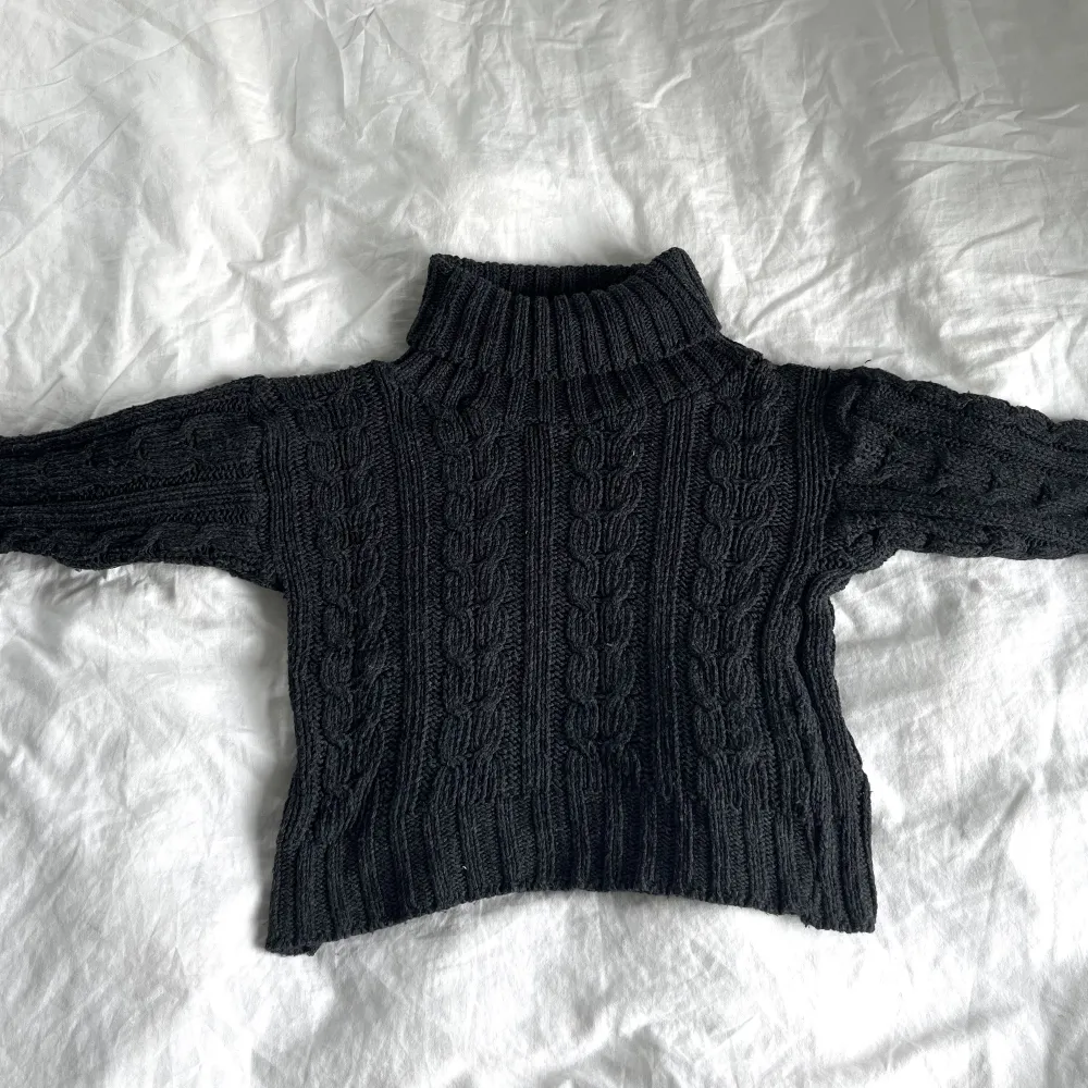 Stickad mörkgrå tröja med krage! Jätte fin tröja till hösten som både är varm och stilig! Inga defekter . Stickat.