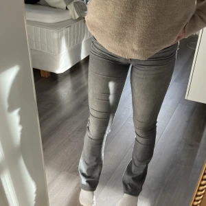 Gråa jeans  - Säljer mina fina gråa jeans från only då dom inte används lika mycket🌸