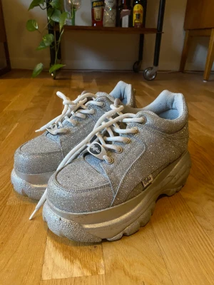 Buffalo  - Silver glittriga buffaloskor i storlek 36 (passar 37) Älskar dom men tyvärr så har dom bara blivit använda en kväll samt testade hemma så vill ge dom ett nytt liv 🌟🪩