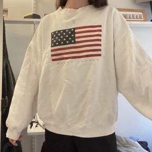 Ralph Lauren vintage sweatshirt/hoodie - Säljer en vintage sweatshirt från raulph lauren storlek XL men passar mer M. Väldigt använd men fortfarande i bra skick. Snygg oversized look. Jag brukar vanligtvis bära S men denna är M och ser ut så här på mig. 