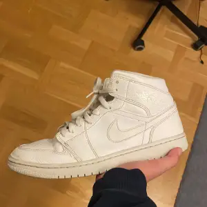 Jordan 1 tripple whites ganska bra skick 7,5/10 säljer billigt  Pris kan diskuteras