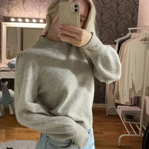 Beige stickad  - Säg beige stickad tröja med en detalj vid axeln, använd fåtal gånger så fortfarande väldigt fin. Ifrån only i storlek Xs