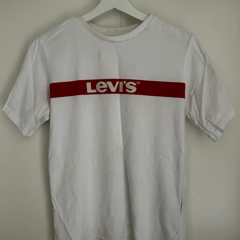 En Levis t shirt som ej används längre. Tröjan är i bra skick och säljer då den är för liten och inte har använts på 3 år. För mer bilder/videos skriv! Pris kan diskuteras!. T-shirts.