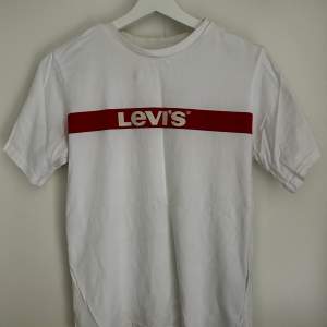 En Levis t shirt som ej används längre. Tröjan är i bra skick och säljer då den är för liten och inte har använts på 3 år. För mer bilder/videos skriv! Pris kan diskuteras!