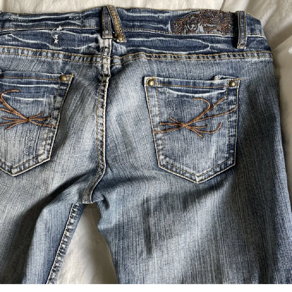 (OBS Lånade bilder) säljer dessa vintage low waist jeans som jag köpte här på plick. Skriv privat för fler bilder bilder💖. Jeans & Byxor.