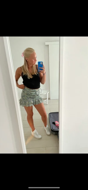 Mönstrad volangkjol från zara💕 - Jättesöt volang kjol som är mönstrad, materialet är i siden och den har även en dragkedja. Storlek M och knappt använd😍🙏🏽