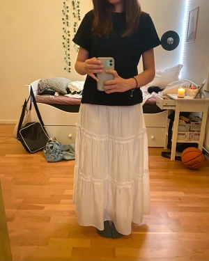 Maxi skirt vit 🤍 - En jättefin kjol som man kan även styla till hösten med en tröja eller hoodie🩷 använd 4 ggr men har blivit för kort på mig så jag säljer den. Tar enbart emot Swish för tillfället för bank id funkar inte💗 nypris 500kr