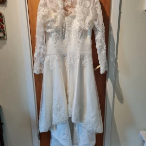 Champagne/gräddvit brudklänning med tillhörande bolero  - Skräddarsydd i stl 40/42 Satin/tyll/spets/pärl och paljett brodyr Asymetrisk nertill Mint-condition  