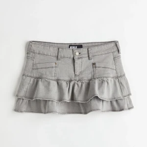 Kjol med volanger - Skitsnygg kjol med volanger från Minga London💓 Endast använd två gånger, säljer bara för bra pris! Frakten kostar 66, nypris: 650