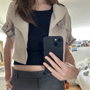 Kortärmad beige jacka - Supersnygg kortärmad beige jacka med fina detaljer! Knappt använd så i mycket bra skick!