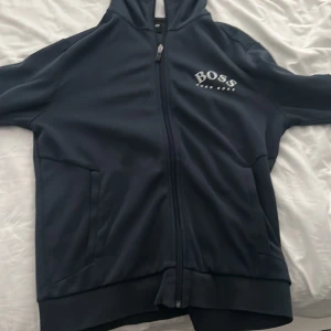 Hugo boss - Säljer min Hugo boss tröja pga den är för liten. Storlek S passar medium också.
