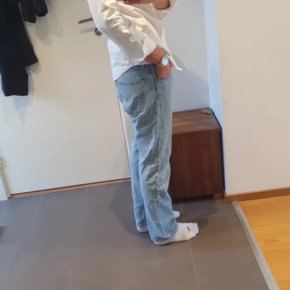 Tja, säljer ett par riktigt fetta levis jeans. Dem är storlek 31 i midjan och 30 på längden. Han på bilderna ät 178 och väger 65 kg. Köpta på Levis butiken i täby centrum för  1100.. Jeans & Byxor.