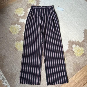 Kostymbyxor  - Älskar dessa! Dock aldrig använda för längden. Ca. 112cm långa.💙❤️