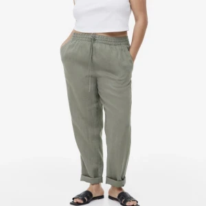 Gröna linnebyxor - Ett par jättefina 100% linne linnebyxor från H&M, använd 1 gång så ny skick, köpte för 400 och slutsålda på hemsidan, jättesköna till sommaren